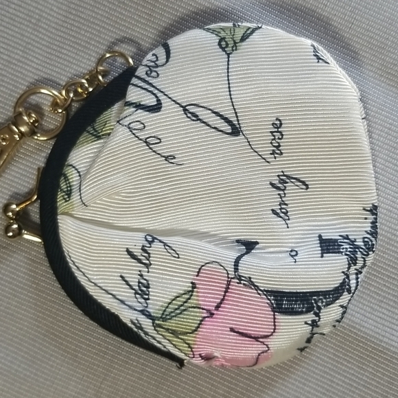 VINTAGE VICTORIA SECRET COIN PURSE -KEY CHAIN CREAME WITH ROSES - Picture 3 of 10